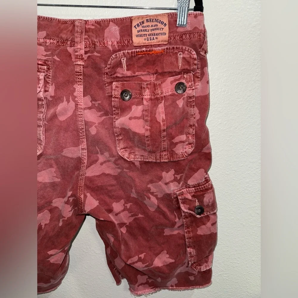 True Religion Men’s Red Cargo Cut Off/ Raw Edge Pockets Logo Shorts Size 32.